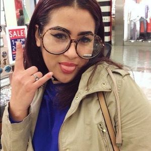 Meet your Posher, Juana